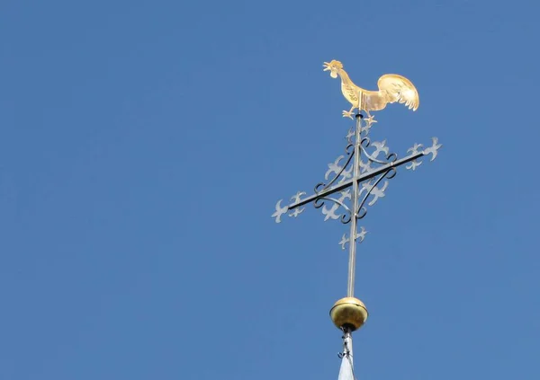 Flèche Église Avec Croix Coq Droite Devant Ciel Bleu — Photo