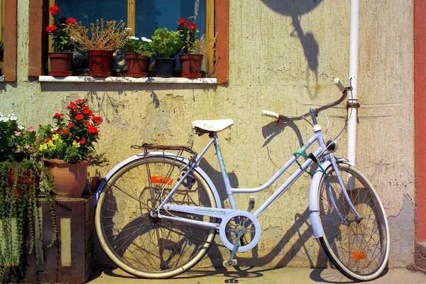 停在窗前的自行车形象 — 图库照片