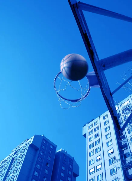 Obraz Basketbalové Mísy Míče Budov — Stock fotografie