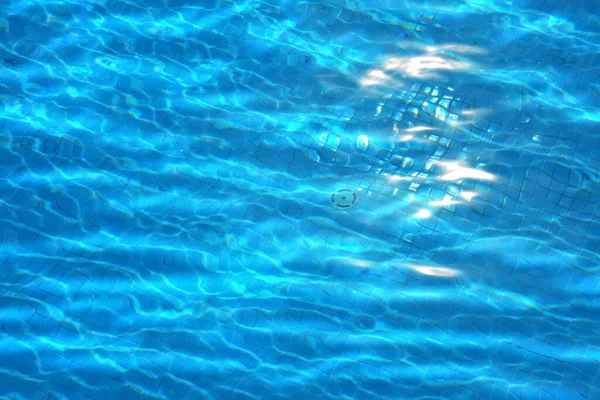 Primo Piano Colpo Acqua Limpida Piscina Blu — Foto Stock