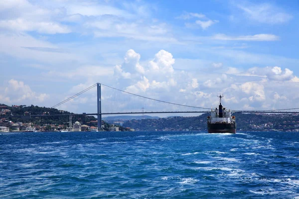 Ein Bild Von Bosporus Brücke Und Schiff — Stockfoto