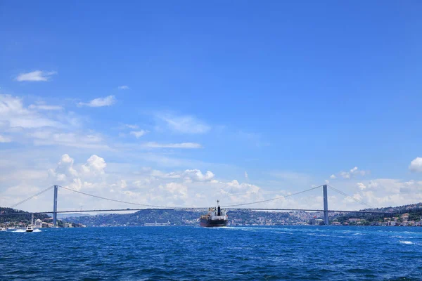 Ein Bild Von Bosporus Brücke Und Schiff — Stockfoto