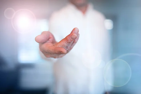 Man Med Utsträckt Hand Och Kort Skärpedjup För Bakgrund — Stockfoto