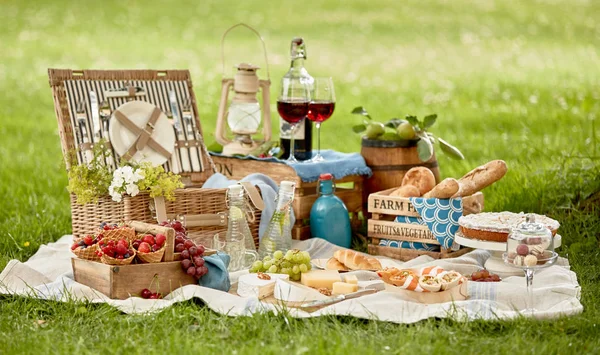 Almuerzo Con Comida Picnic Césped Verde Jardín — Foto de Stock