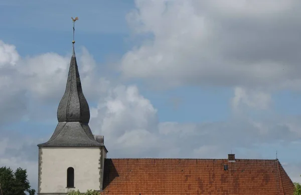 Πύργος Και Στέγη Ενός Χωριού Εκκλησία Μπροστά Από Γαλάζιο Του — Φωτογραφία Αρχείου