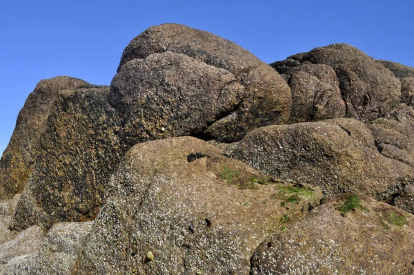 Fermanville Deki Granit Kaya Selden Sonra Deniz Kıyısında Mavi Gökyüzünün — Stok fotoğraf