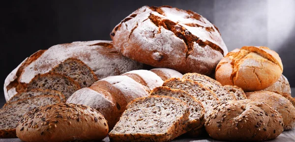 包括面包和面包卷在内的各种烘焙产品的成分 — 图库照片