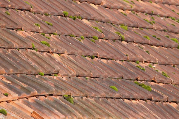 Czerwone Dachówki Dachówki Stary Zniszczony Dach — Zdjęcie stockowe