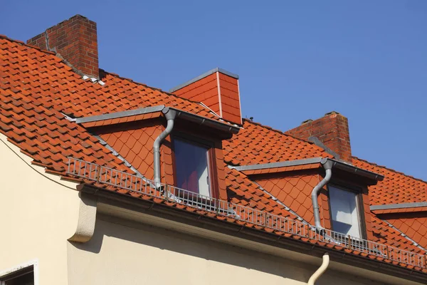 Dach Okna Dachowe Kominy — Zdjęcie stockowe