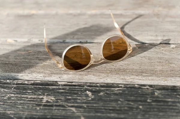Óculos Sol Com Óculos Castanhos Deitado Sol — Fotografia de Stock
