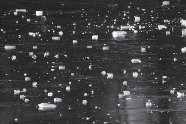 冰冻湖上的冰面 — 图库照片