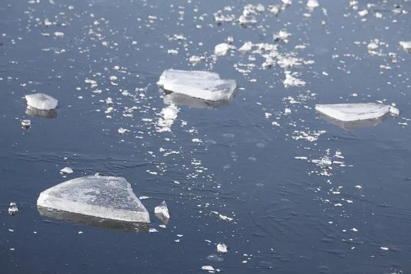 冰冻湖上的冰面 — 图库照片