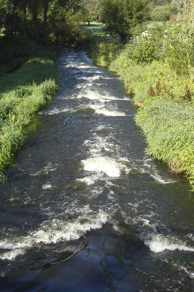 Rzeka Płonąca Woda Zielony Brzeg — Zdjęcie stockowe