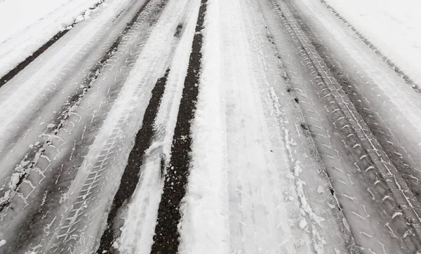Kış Mevsiminde Karla Kaplı Yol Kar Yığınlarının Yüzeyinde Arka Planda — Stok fotoğraf