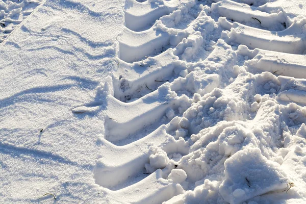 Besneeuwde Weg Het Winterseizoen Het Oppervlak Van Sneeuwverschuivingen Sporen Van — Stockfoto
