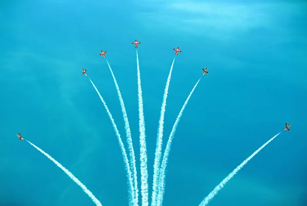 競技会での空のスポーツ機の飛行 — ストック写真