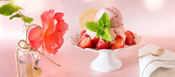 Ice Cream Fresh Strawberries — Stock Photo, Image