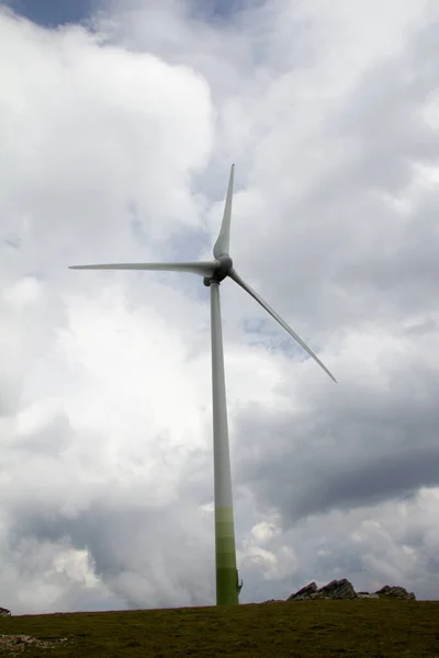 Wind Turbine Mountain Pasture Cloudy Skies Summer Day — Stock Photo, Image