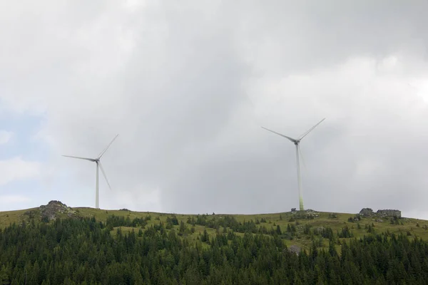 Kilka Turbin Wiatrowych Alpejskim Pastwisku Pochmurne Niebo Lecie Ciągu Dnia — Zdjęcie stockowe