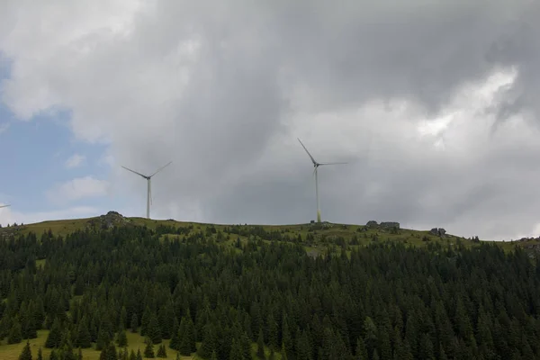 Kilka Turbin Wiatrowych Alpejskim Pastwisku Pochmurne Niebo Lecie Ciągu Dnia — Zdjęcie stockowe