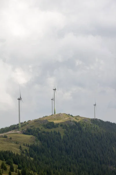 Kilka Turbin Wiatrowych Alpejskim Pastwisku Pochmurne Niebo Lecie Ciągu Dnia — Zdjęcie stockowe