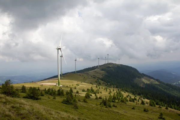 Kilka Turbin Wiatrowych Alpejskim Pastwisku Pochmurne Niebo Lecie Ciągu Dnia — Zdjęcie stockowe