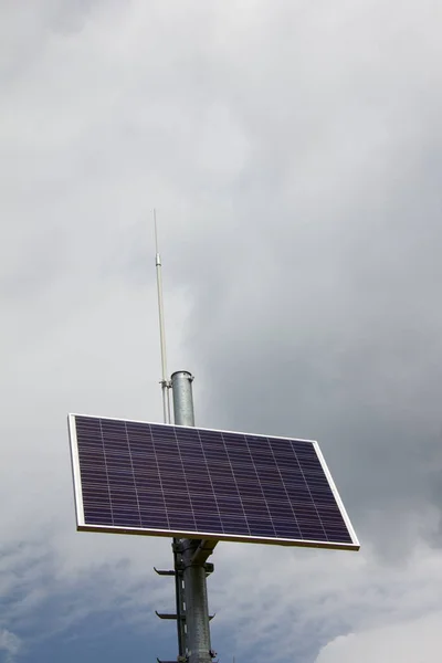 夏日多云天空中的太阳能电池板 — 图库照片