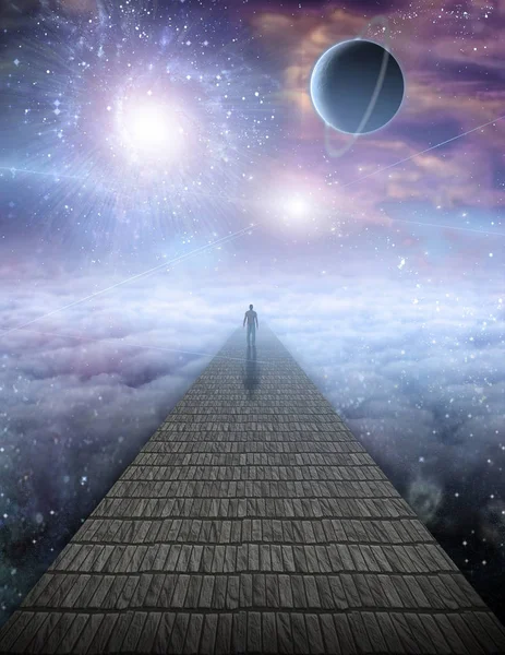 曇り空の石の道路上の孤独な男 明るい銀河 — ストック写真
