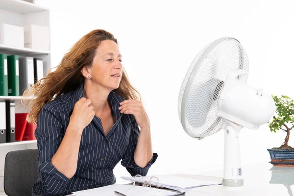 Mujer Negocios Con Ventilador Escritorio Oficina Verano Caliente — Foto de Stock