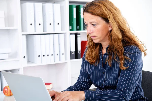 Donna Affari Dai Capelli Castani Che Lavora Con Computer Ufficio — Foto Stock