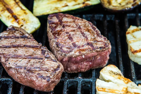 Bife Vaca Com Diferentes Vegetais Churrasco — Fotografia de Stock