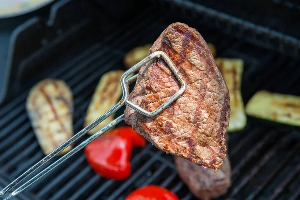Biefstuk Met Verschillende Groenten Barbecue — Stockfoto