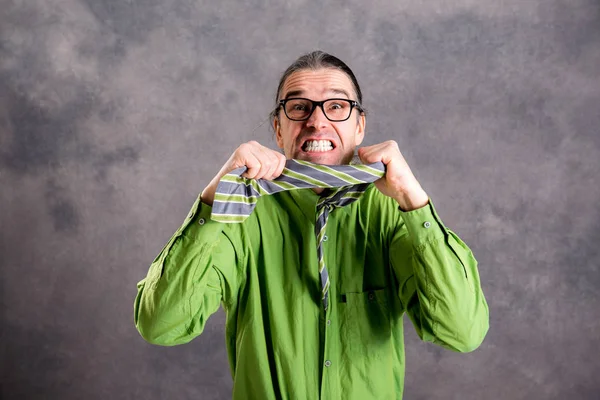 Hombre Estresado Camisa Verde Gafas Mostrando Sus Dientes Corbata Mirando — Foto de Stock