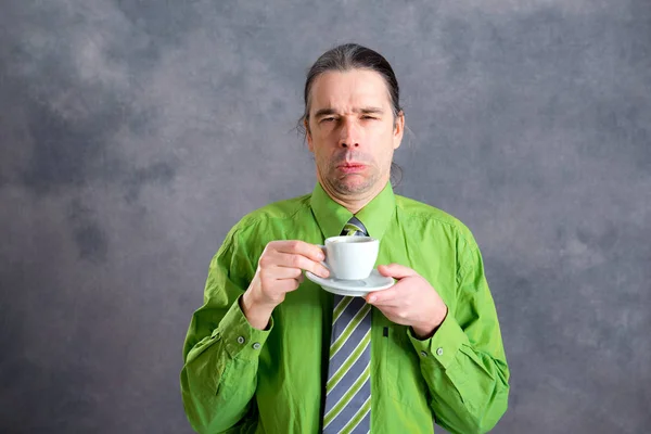 Yeşil Gömlekli Kravatlı Genç Adam Lezzetli Kahve Içmiyor — Stok fotoğraf