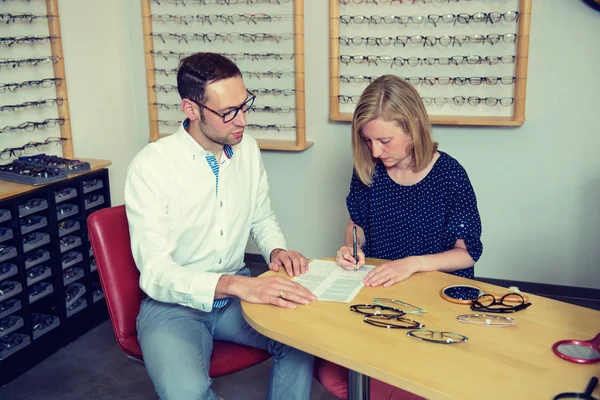 Optician Shop Young Woman Man Selecting New Glasses — Stock Photo, Image