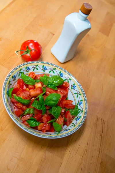 夏季沙拉 西红柿罗勒和油瓶加木地板 — 图库照片