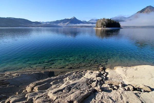 美丽的蓝色湖水 冬季在宝丽娜 — 图库照片