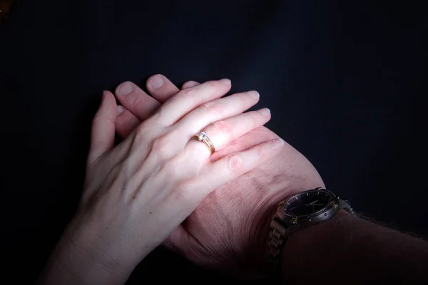 男性の手の上にダイヤモンドリングを付けた女性の手にスポットライトを当て — ストック写真