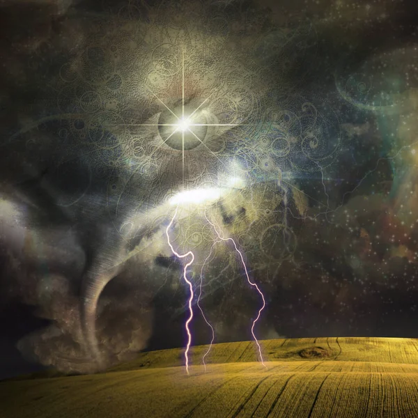 上のオープン風景の落雷や神秘的な目で竜巻嵐を荒れ狂う — ストック写真