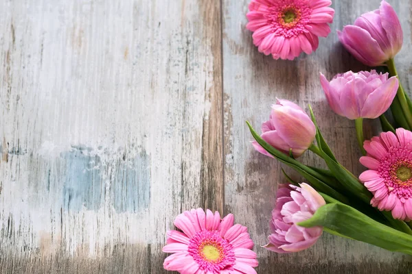 Rosa Gerbera Und Tulpen Auf Grauen Vintage Planken Als Hintergrund — Stockfoto