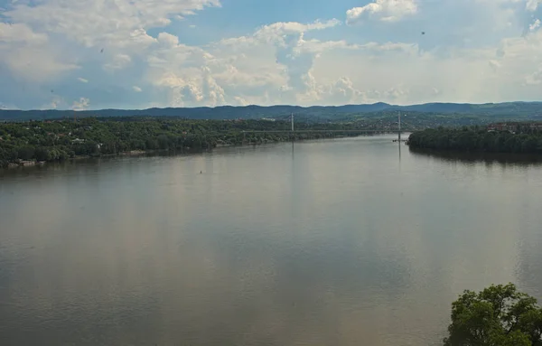 Sırbistan Novi Sad Kentinde Tuna Nehrinin Panoramik Manzarası — Stok fotoğraf