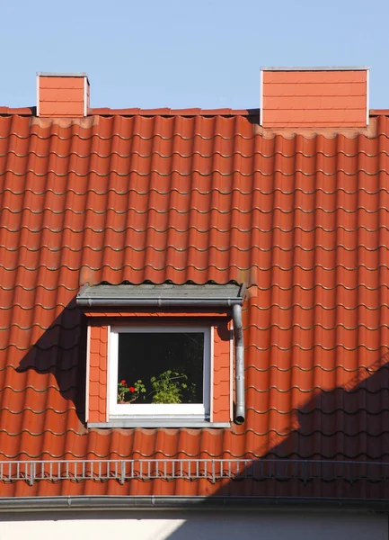 Rotes Dach Fenster Schornsteine — Stockfoto