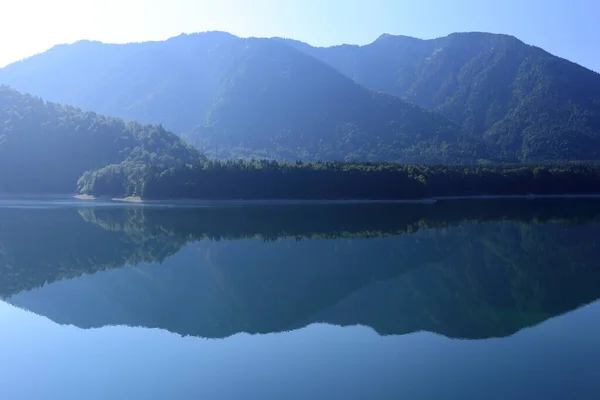 Krajobraz Niebieskim Jeziorem Górami — Zdjęcie stockowe