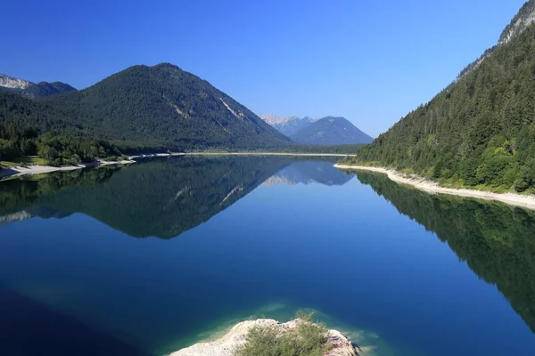 Paisaje Con Hermoso Lago Azul Montañas —  Fotos de Stock