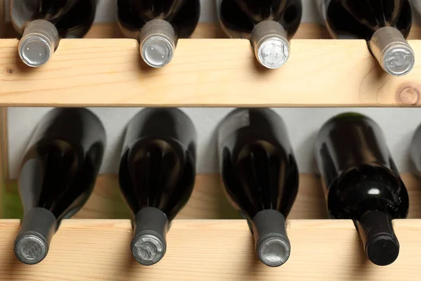 Algunas Botellas Vino Una Pila Madera — Foto de Stock