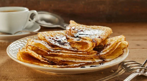 Tasty Breakfast Golden Fried Pancakes Topped Castor Sugar Drizzled Chocolate — Stock Photo, Image