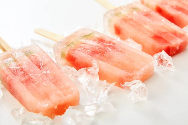 Popsicles Fraîches Congelées Aux Fruits Faits Maison Avec Pastèque Disposées — Photo