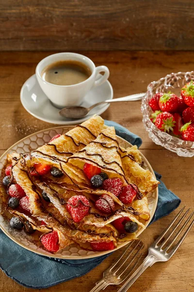 Lekker Zomers Ontbijt Met Bessenpannenkoeken Gevuld Met Hele Rijpe Aardbeien — Stockfoto