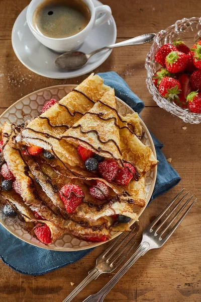 Gourmet Breakfast Fresh Berry Pancakes Wraps Drizzled Chocolate Castor Sugar — 스톡 사진