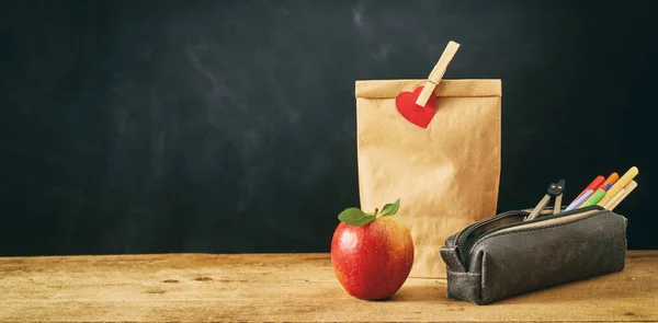 Braune Lunchtasche Versiegelt Mit Rotem Herz Und Wäscheklammer Neben Apfel — Stockfoto